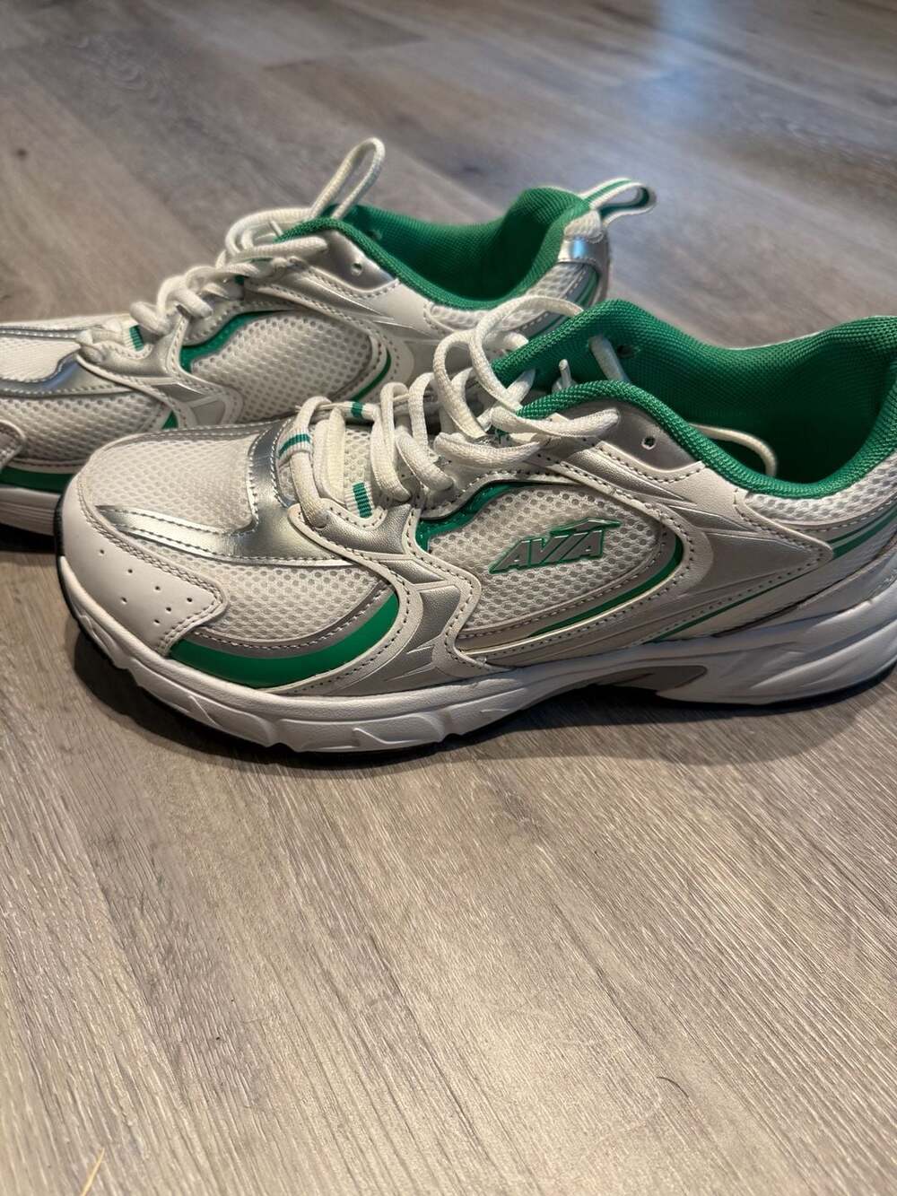 Avia 5000 White and Green Chunky Performance Sneakers Women's Size 9.5 Wide